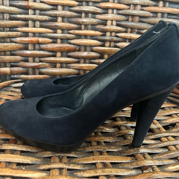 Stuart Weitzman navy suede  Women's Heels in size 7.5 Only worn a few times ! - Picture 4 of 16